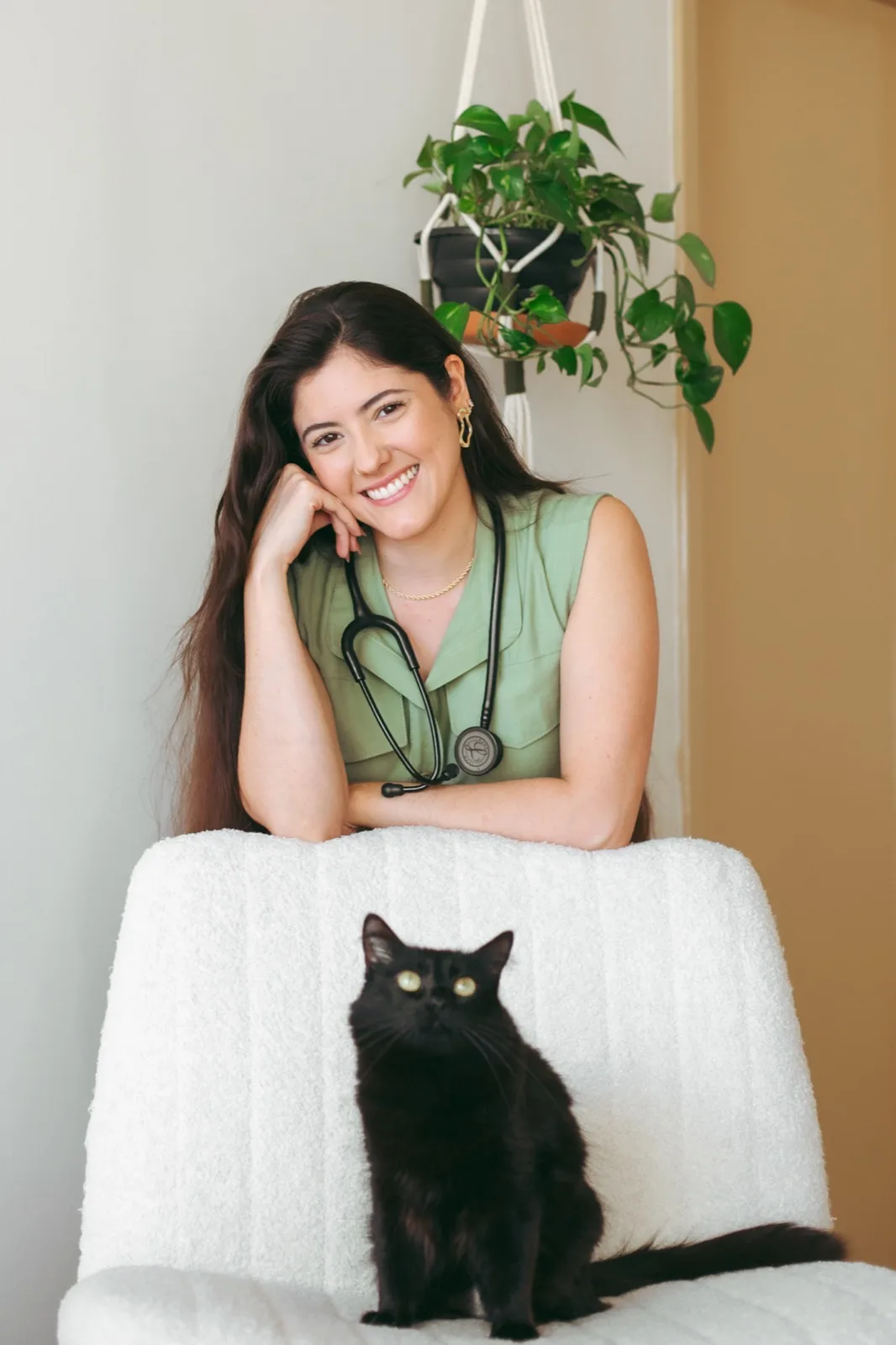 Dra. Clara Gomez Scarpelli segurando um gato em atendimento domiciliar